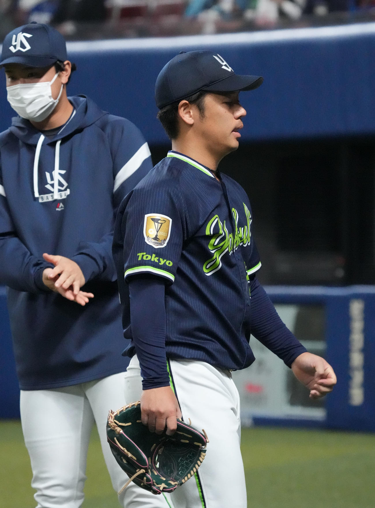 中日対ヤクルト　4回裏中日攻撃終了、ベンチへ戻る小川（撮影・森本幸一）