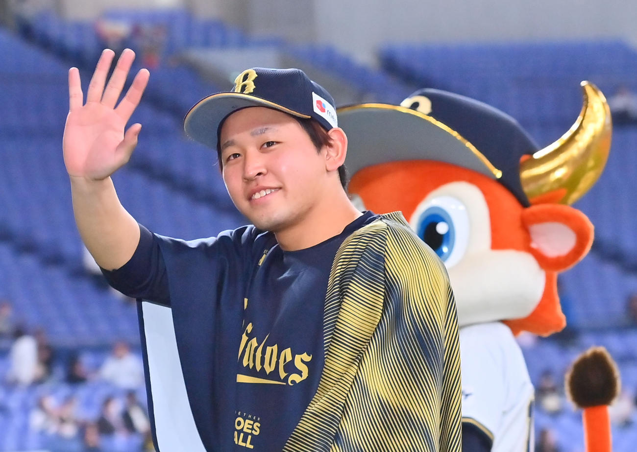 オリックス対ソフトバンク　ソフトバンクに勝利し、今季初勝利を挙げた宮城はファンの声援に応える（撮影・和賀正仁）