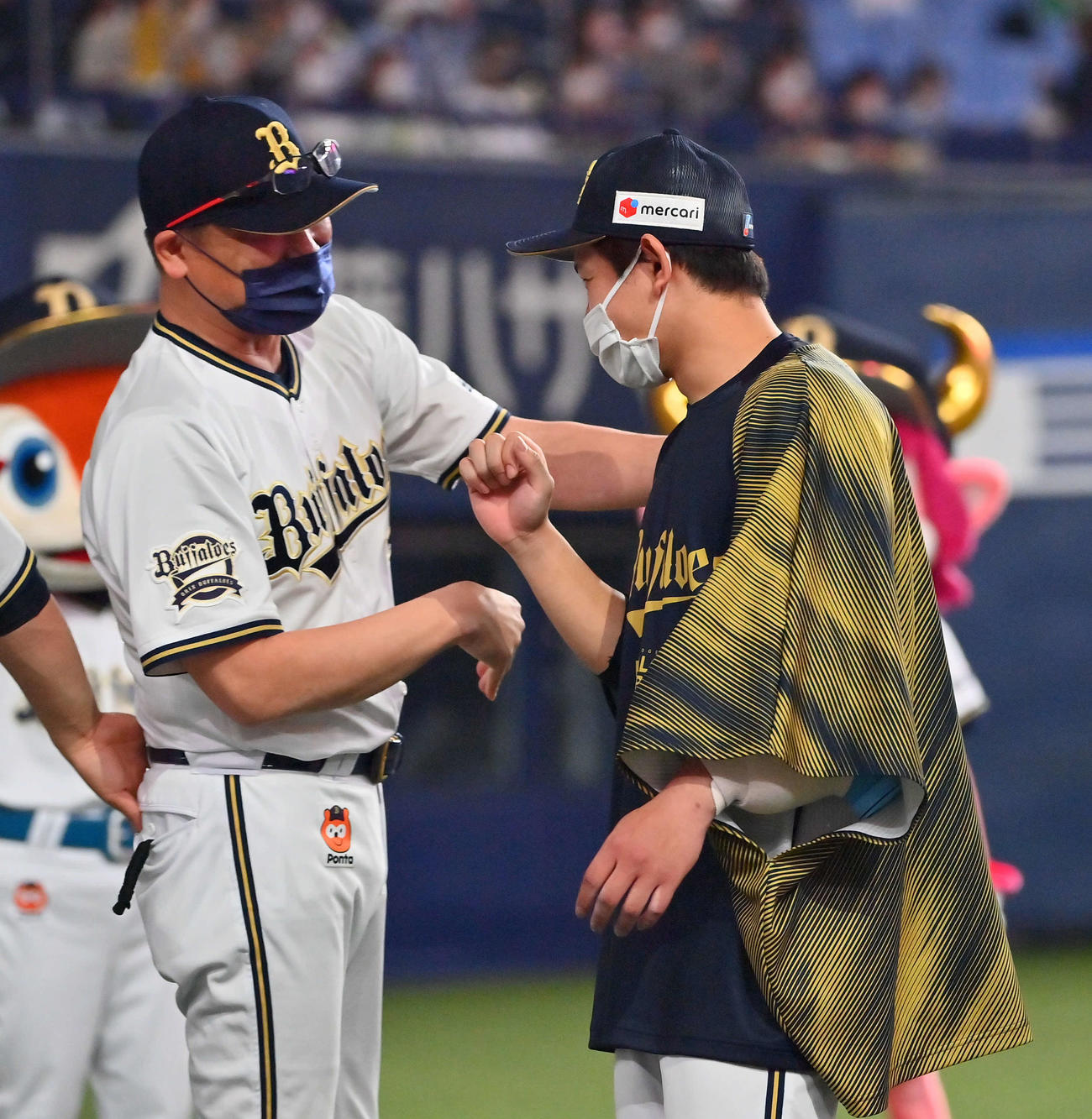 オリックス対ソフトバンク　今季初勝利を挙げた宮城（右）を迎える中嶋監督（撮影・和賀正仁）