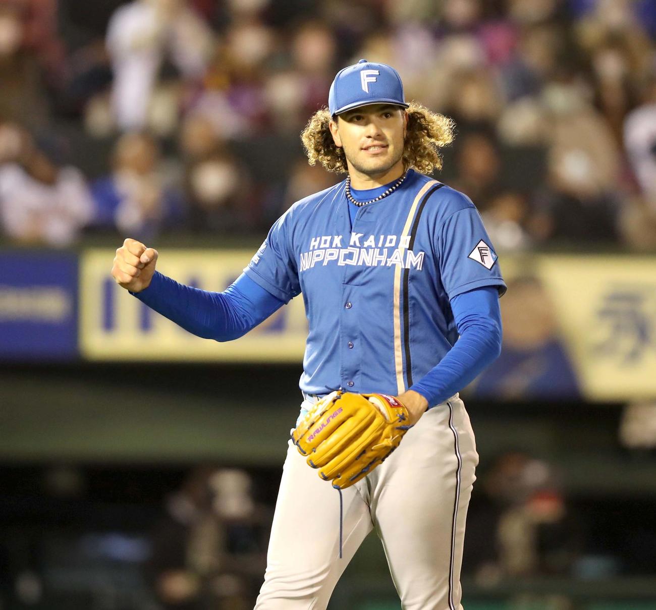 楽天対日本ハム　3回裏楽天1死一塁、島内を併殺にとりガッツポーズのポンセ（撮影・黒川智章）