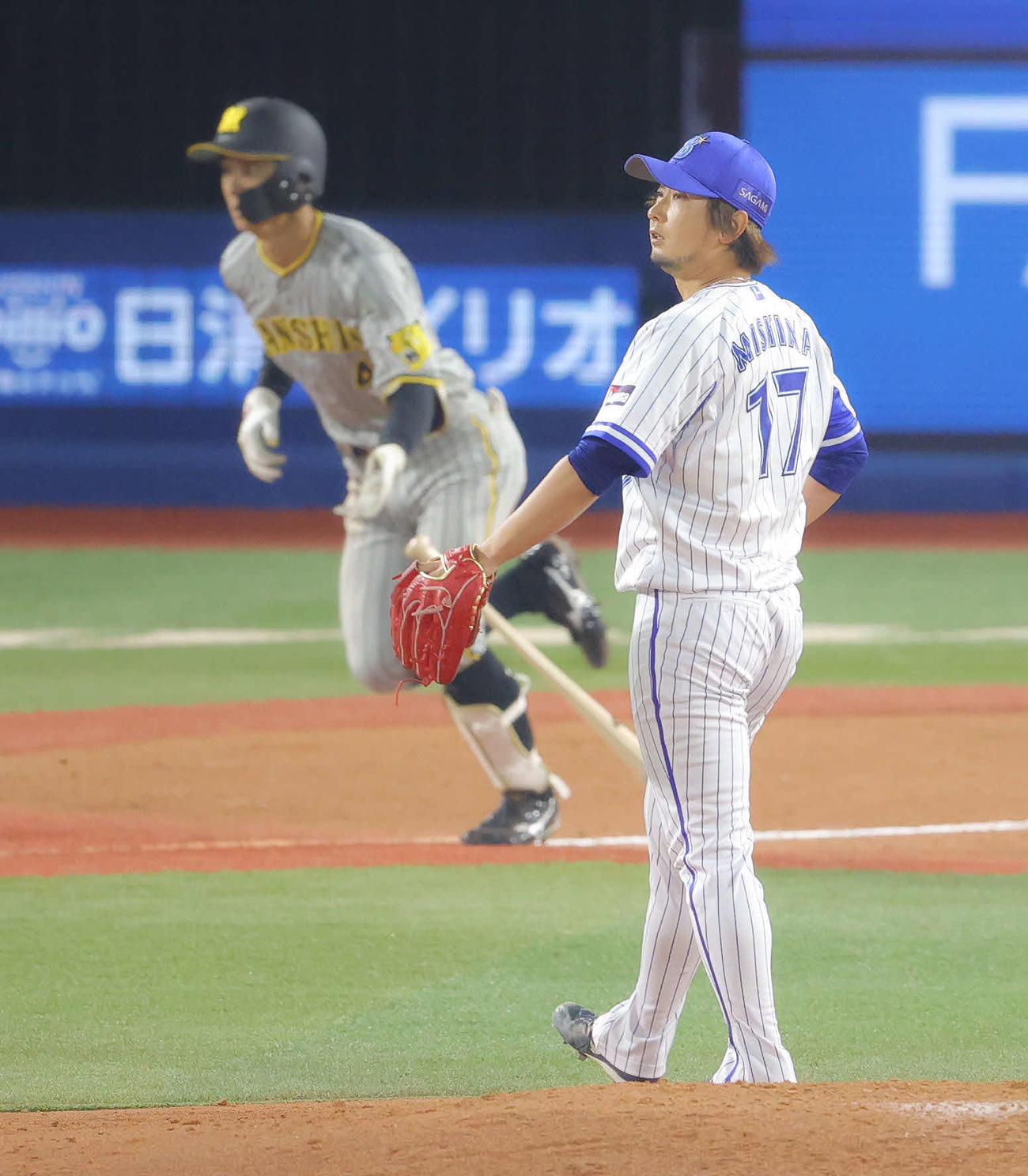 DeNA対阪神　延長10回表阪神2死、熊谷敬宥に右前打を許す三嶋（撮影・河田真司）