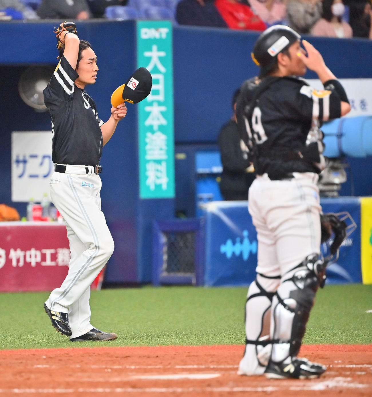オリックス対ソフトバンク　5回裏、失点し汗をぬぐうソフトバンク和田（撮影・和賀正仁）