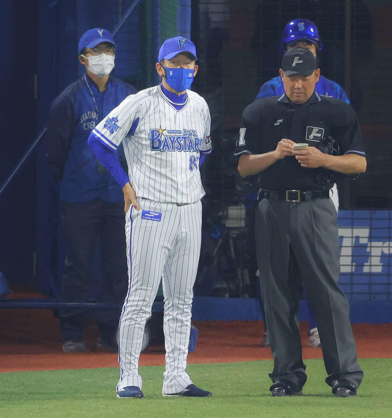 DeNA対阪神　8回裏を終え、選手交代を告げる三浦監督（撮影・河田真司）