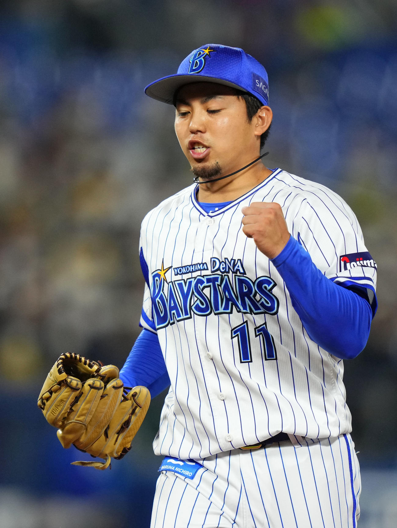 DeNA対阪神　7回表を無失点に抑え拳を握り締めるDeNA東（撮影・横山健太）