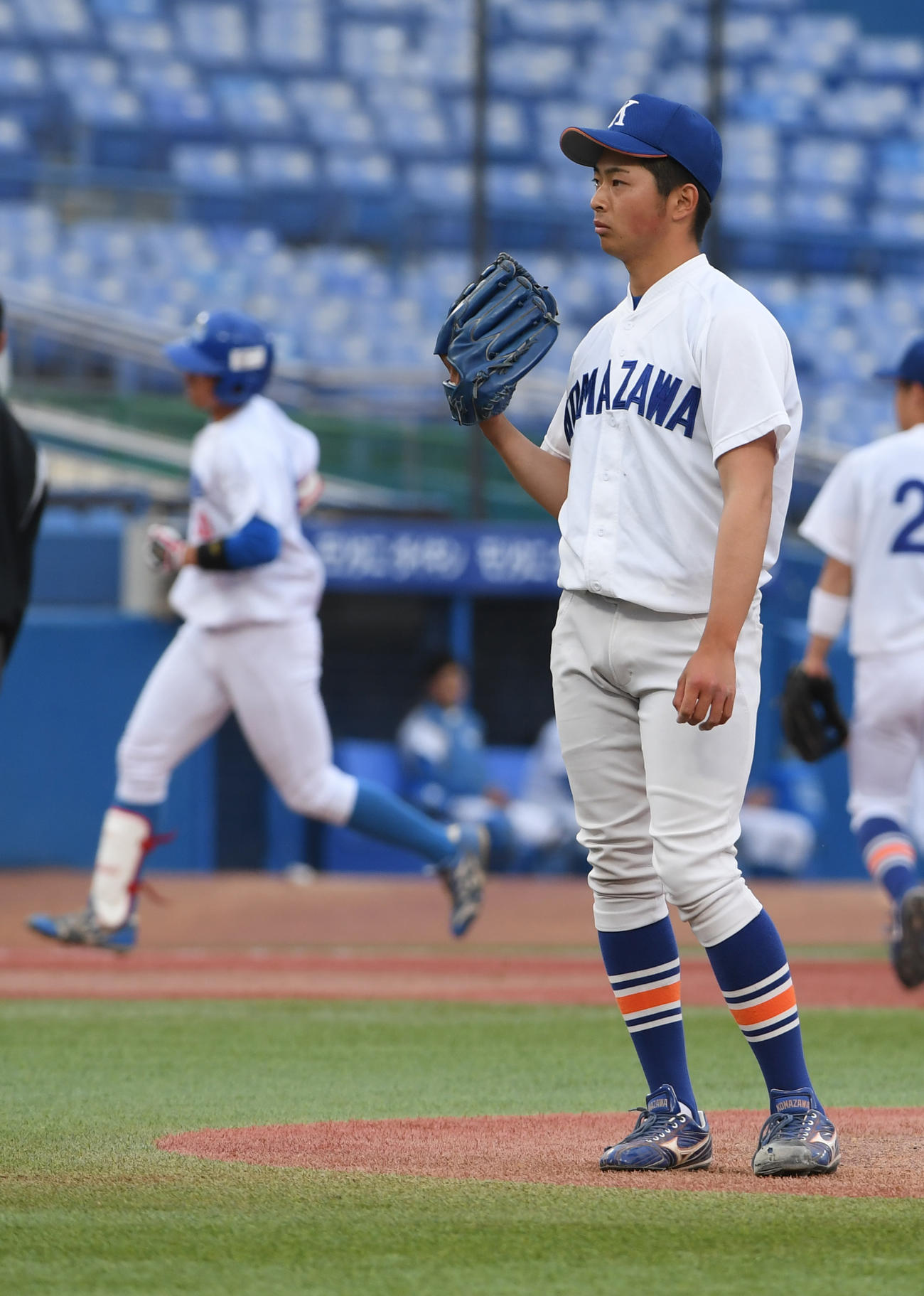 青学大対駒大　2回表青学大無死、片山に右越えに本塁打を浴びた駒大・東田（撮影・柴田隆二）