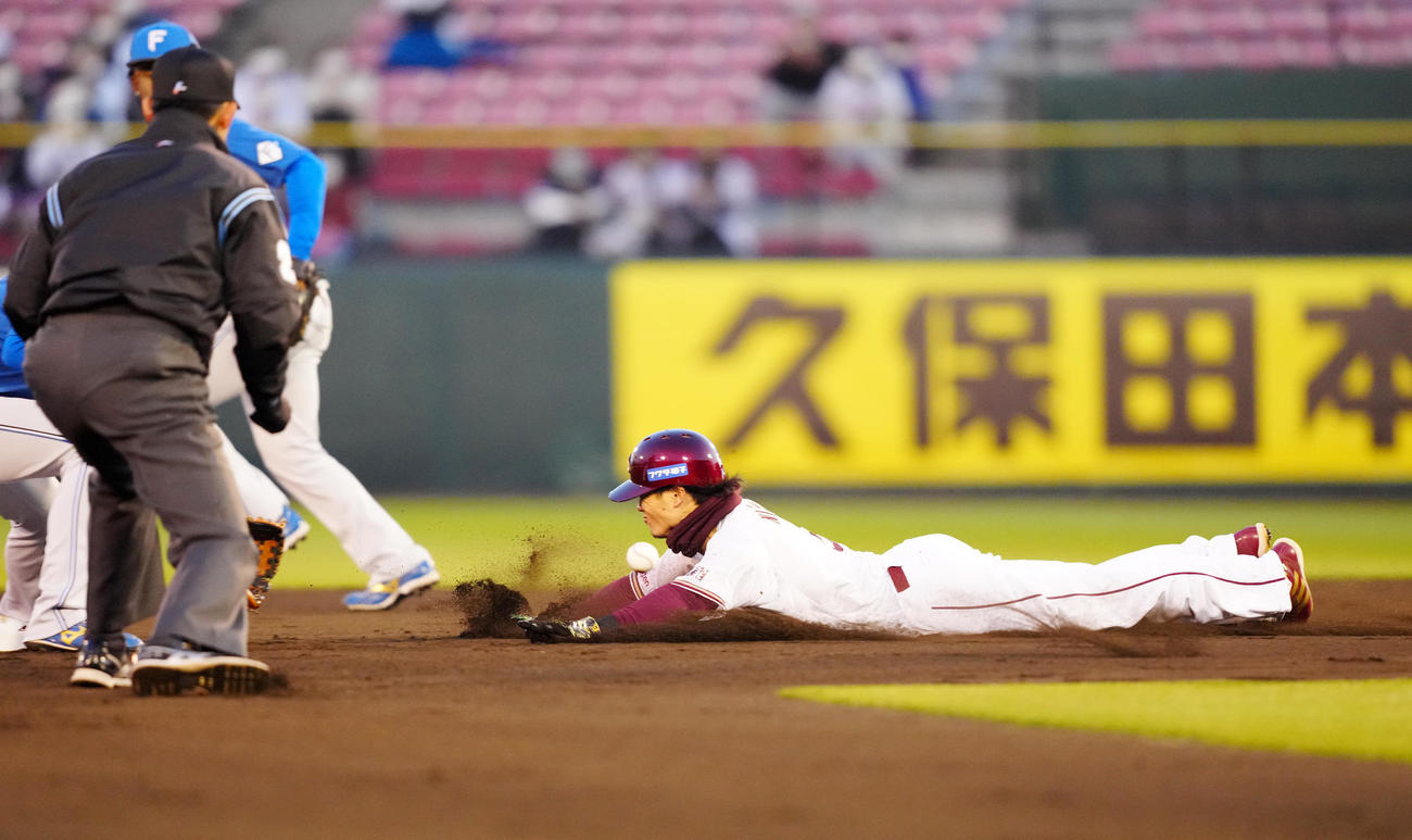 楽天対日本ハム　1回裏楽天無死一塁、ヘッドスライディングで二塁盗塁を決める西川（撮影・江口和貴）