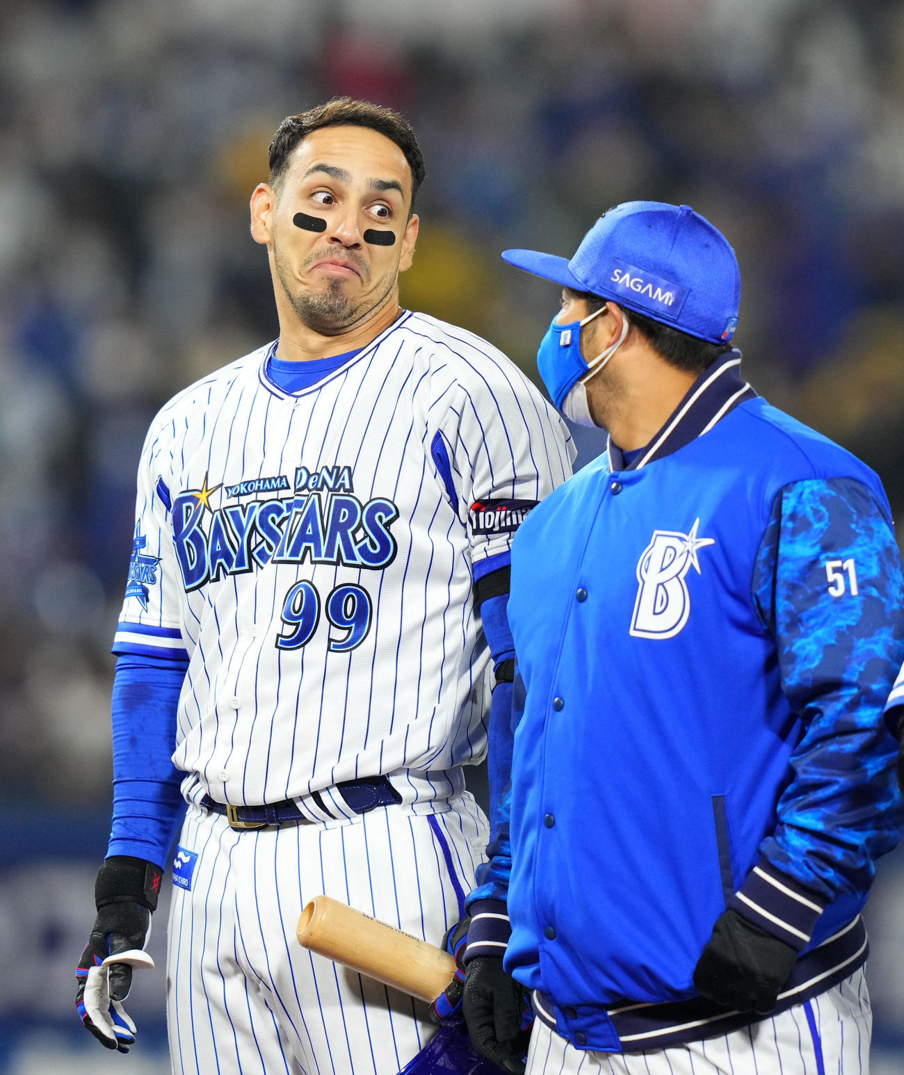 DeNA対阪神　10回裏DeNA無死、サヨナラとなる右越え本塁打を放ちおどけた表情で宮崎（右）を見つめるソト（撮影・横山健太）