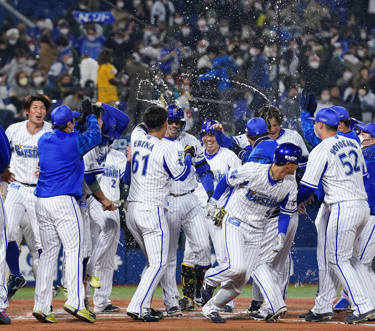 DeNA対阪神　10回裏DeNA無死、ソト（中央）の右越え本塁打でサヨナラ勝ちし歓喜するDeNAナイン（撮影・横山健太）
