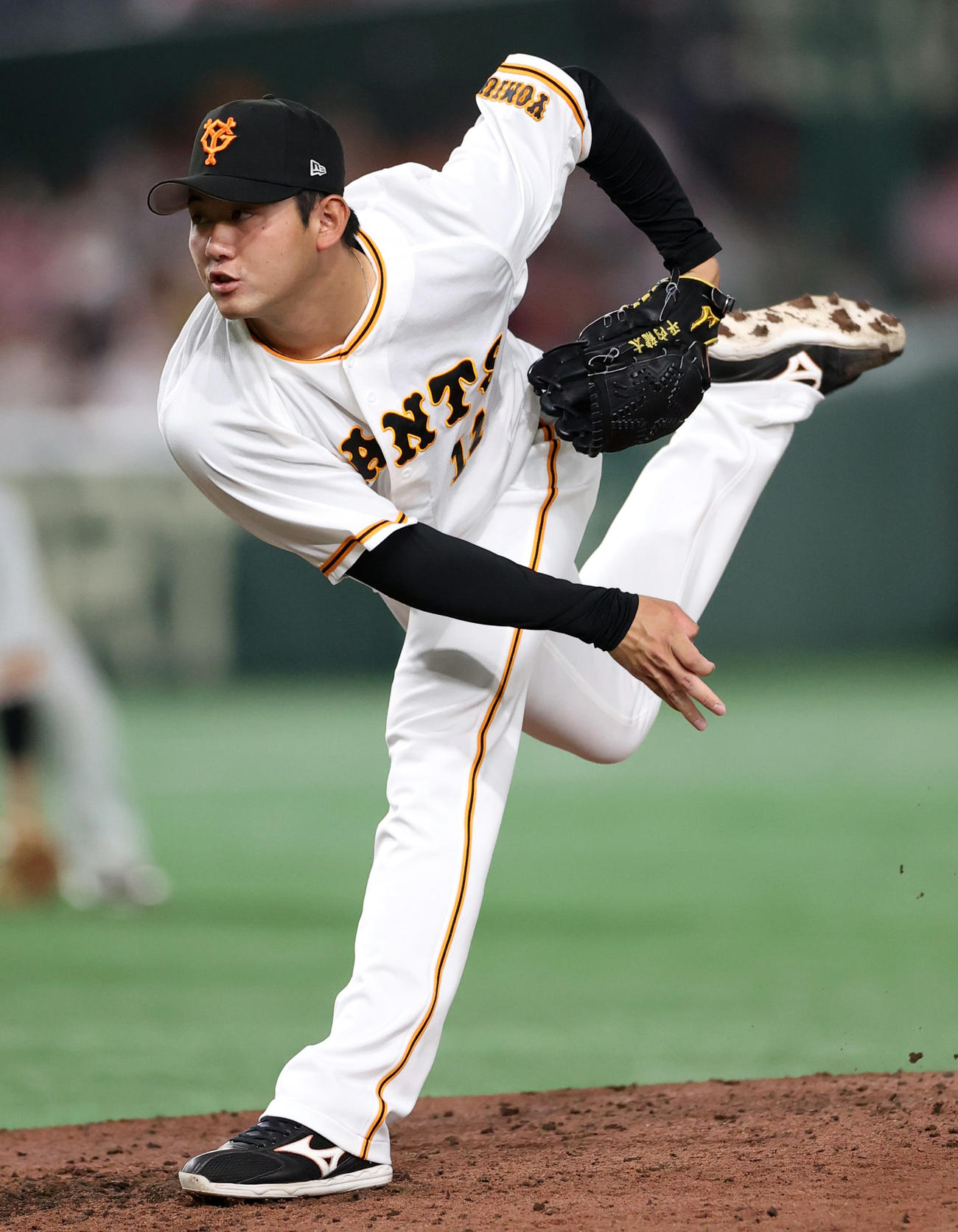 巨人対広島　5回表から登板する巨人2番手の平内（撮影・狩俣裕三）