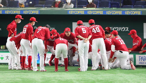 試合前、円陣の中央で声出しする広島西川(撮影・足立雅史)