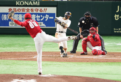 巨人対広島　4回裏巨人2死二、三塁、中越え2点適時二塁打を放つ吉川。投手遠藤（撮影・足立雅史）