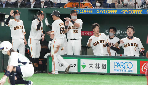巨人対広島 4回裏2死二、三塁、吉川の逆転中適時二塁打に沸く巨人ナイン(撮影・小沢裕)