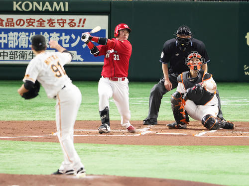 巨人対広島　2回表広島無死二塁、坂倉は左越え2点本塁打を放つ。投手堀田（撮影・足立雅史）
