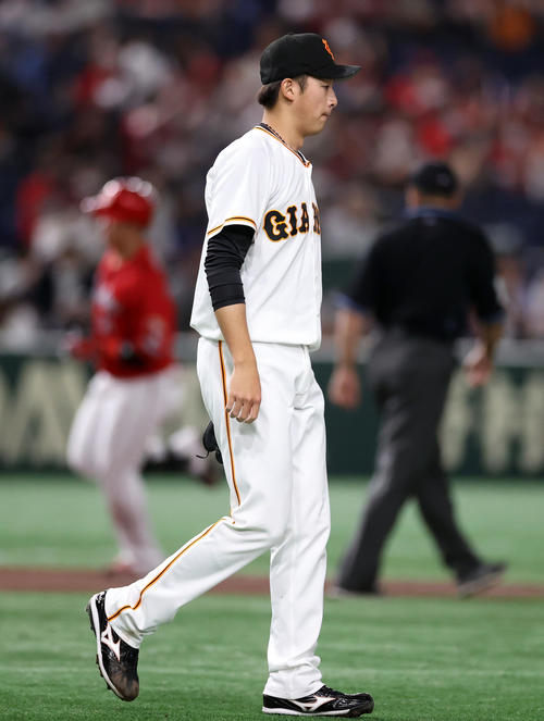 巨人対広島 2回表広島無死二塁、広島坂倉(後方)に先制2点本塁打を浴びる巨人先発の堀田(撮影・狩俣裕三)