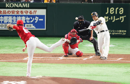 巨人対広島　2回裏巨人無死、左中間への本塁打を放つ岡本和。投手遠藤（撮影・足立雅史）