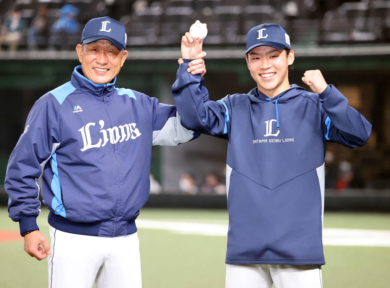 西武対ロッテ　プロ初勝利の水上（右）は辻監督から称えられガッツポーズで笑顔（撮影・浅見桂子）