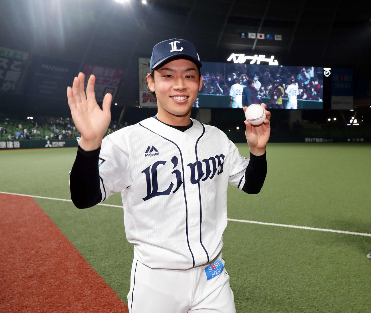 西武対ロッテ　プロ初勝利の西武水上はウイニングボールを手に笑顔（撮影・浅見桂子）