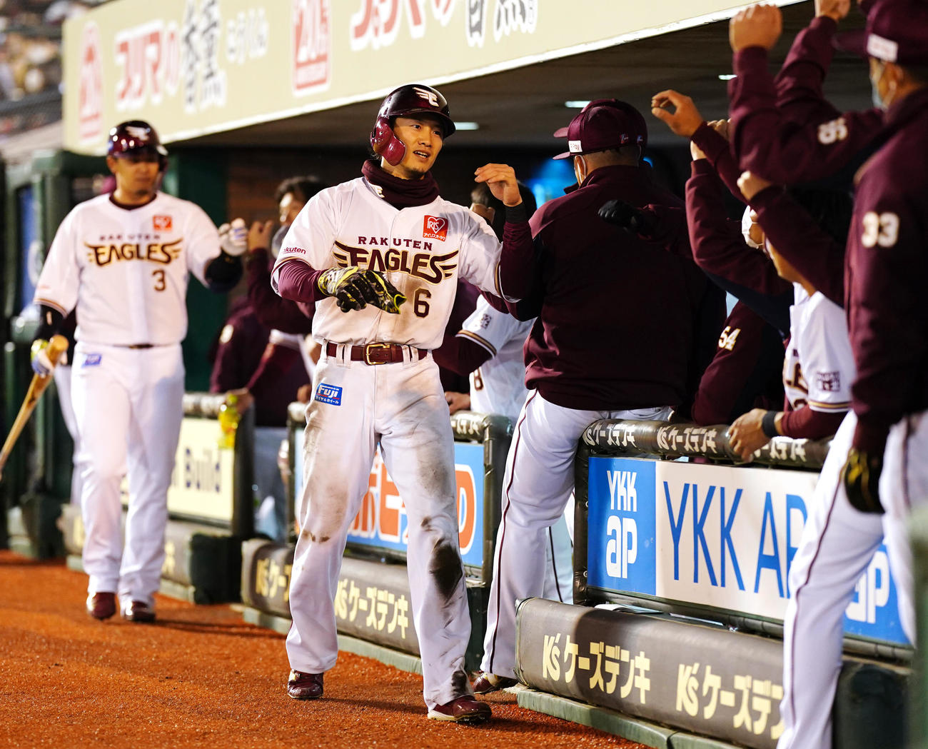 楽天対日本ハム　5回裏楽天1死三塁、浅村（左端）の犠飛で生還し迎えられる西川（中央）（撮影・江口和貴）
