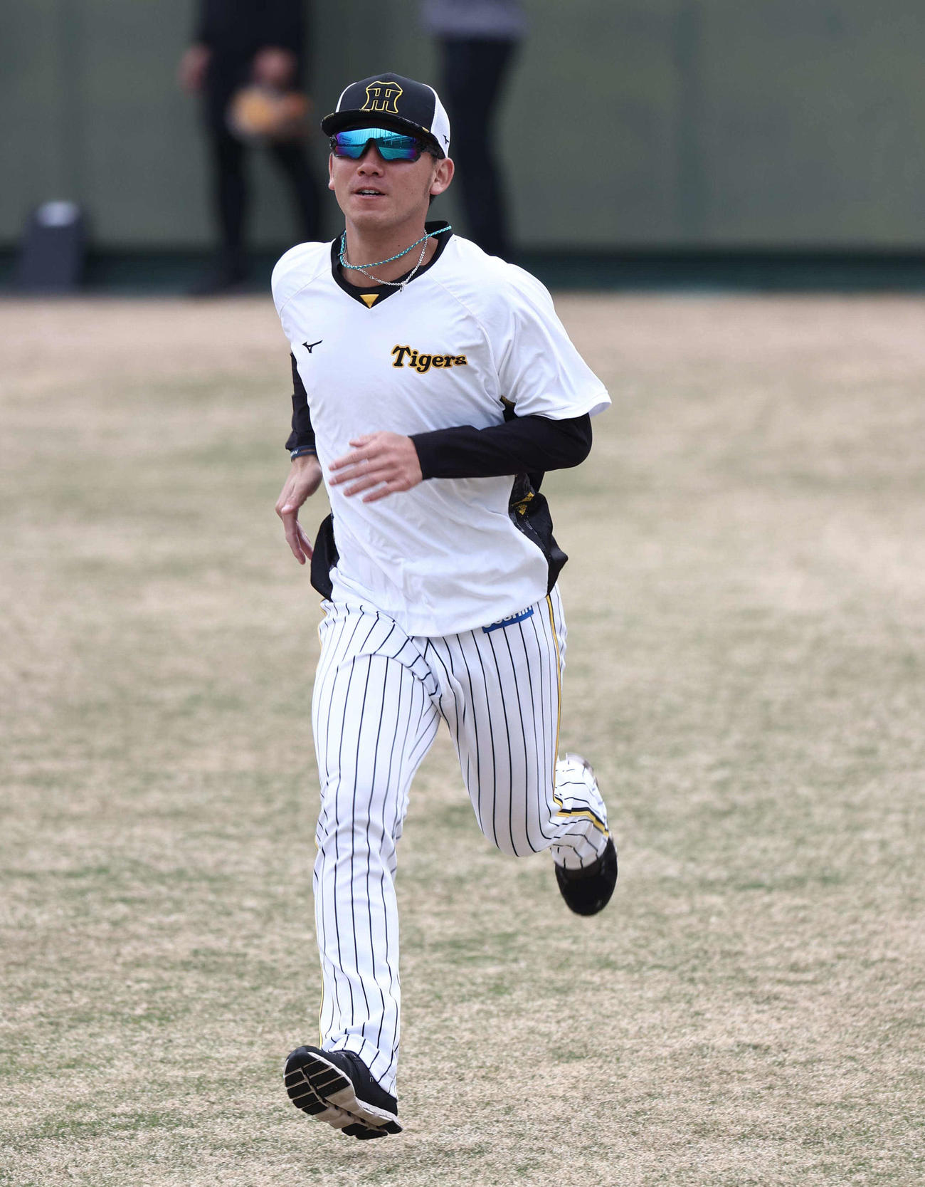 チームに合流した伊藤将はランニングをして汗を流す（撮影・上田博志）
