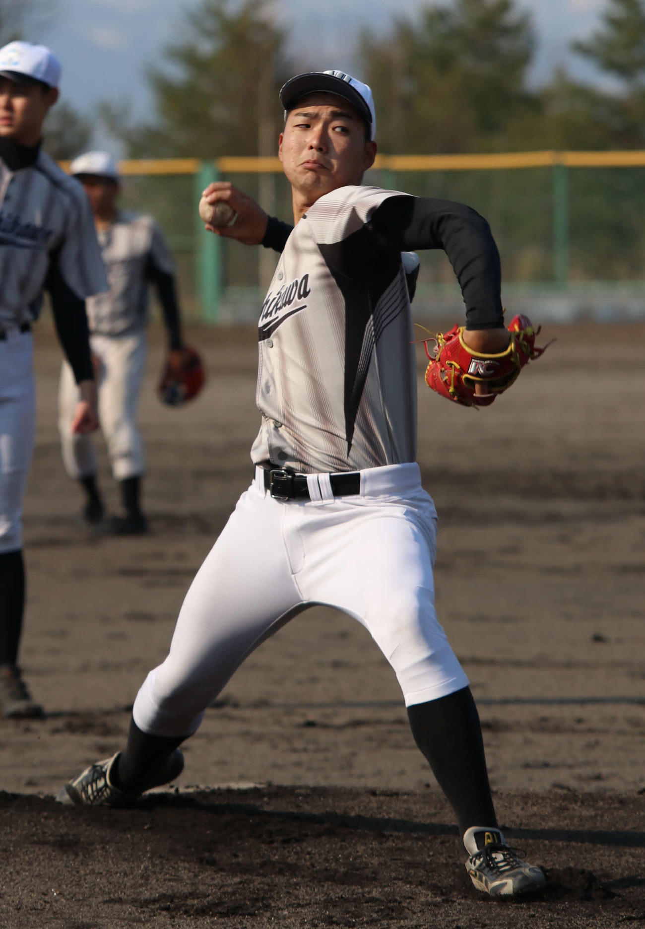 投球練習する旭川大・原田（撮影・山崎純一）