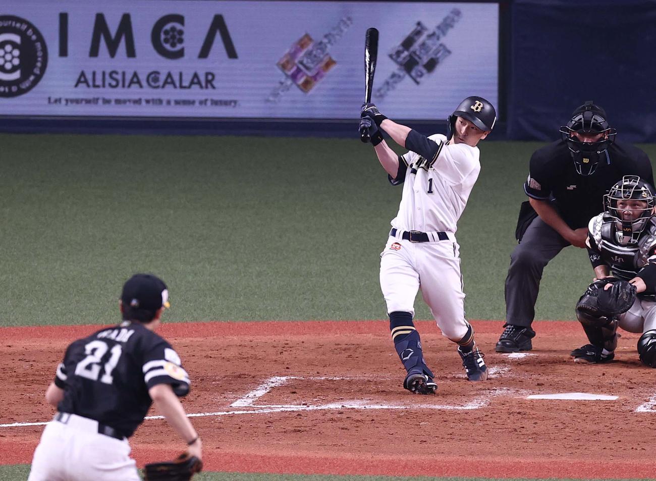 オリックス対ソフトバンク　5回裏オリックス1死、福田は右翼線へ三塁打を放つ（撮影・上田博志）