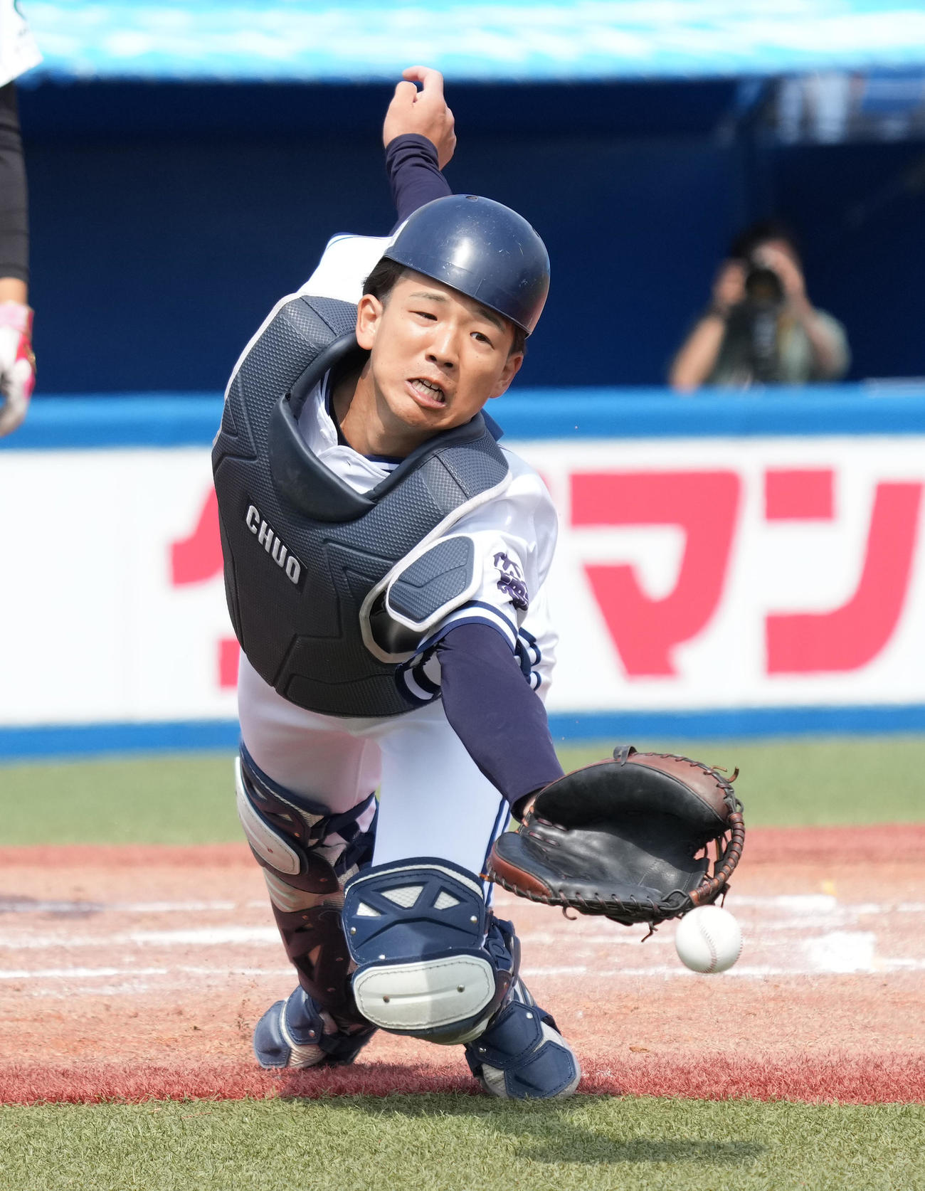 中大対亜大　2回裏亜大無死一塁、西川の打球を捕り逃す捕手村高（撮影・菅敏）