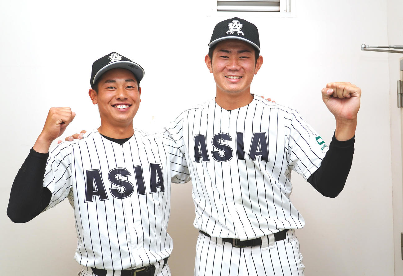 中大に勝利し、笑顔でポーズをとる亜大・青山美夏人（右）と松浦（撮影・菅敏）