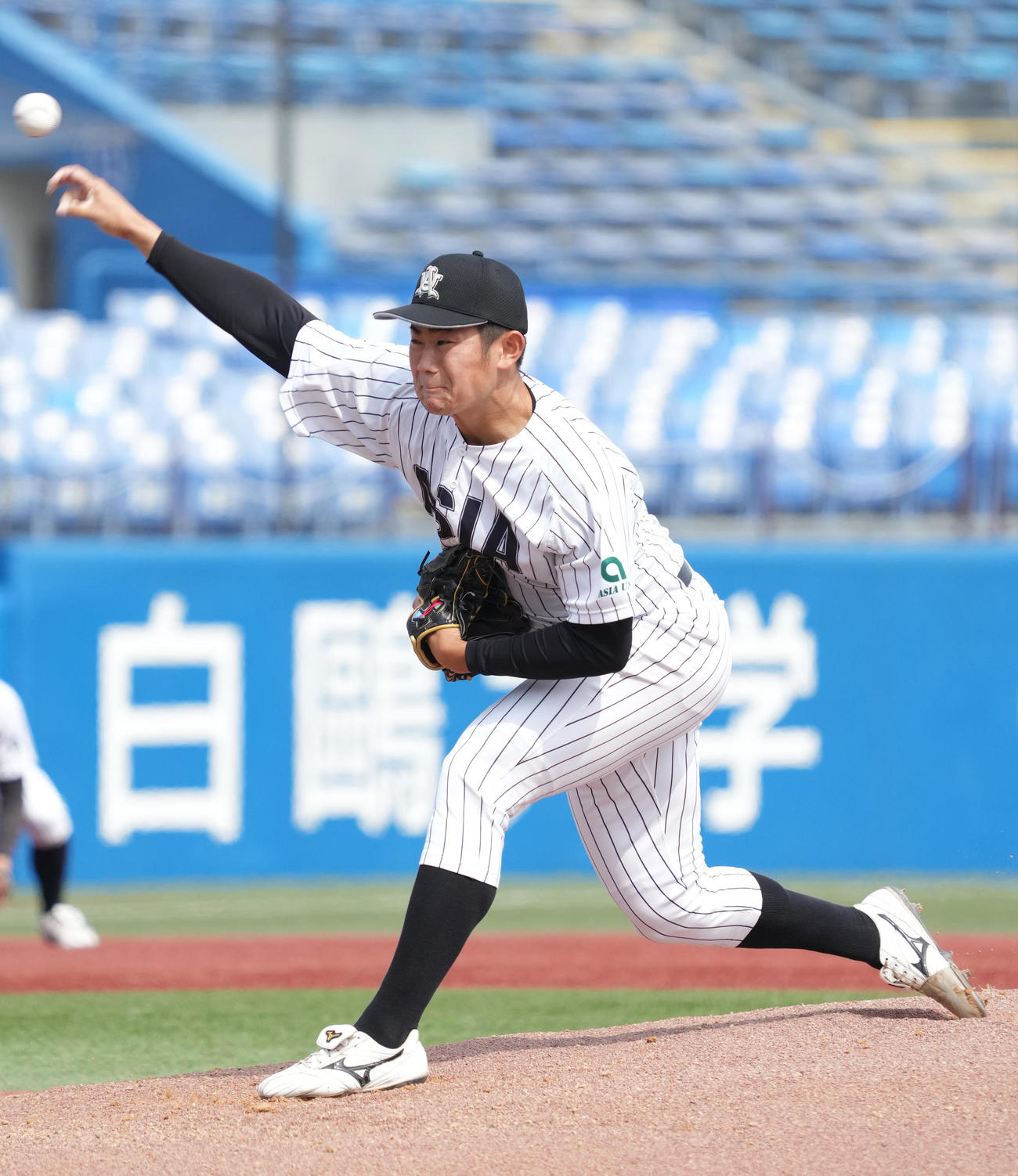 中大対亜大　亜大先発の青山（撮影・菅敏）