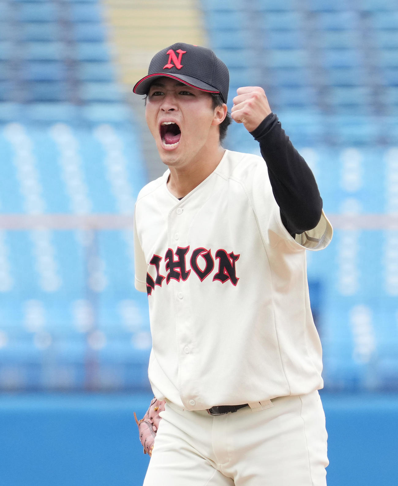 国学院大戦で完封勝利を挙げ、ガッツポーズを見せる日大・河村（撮影・菅敏）