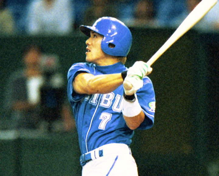 当時のビジターユニホームで本塁打を放つ現役時代の松井稼頭央