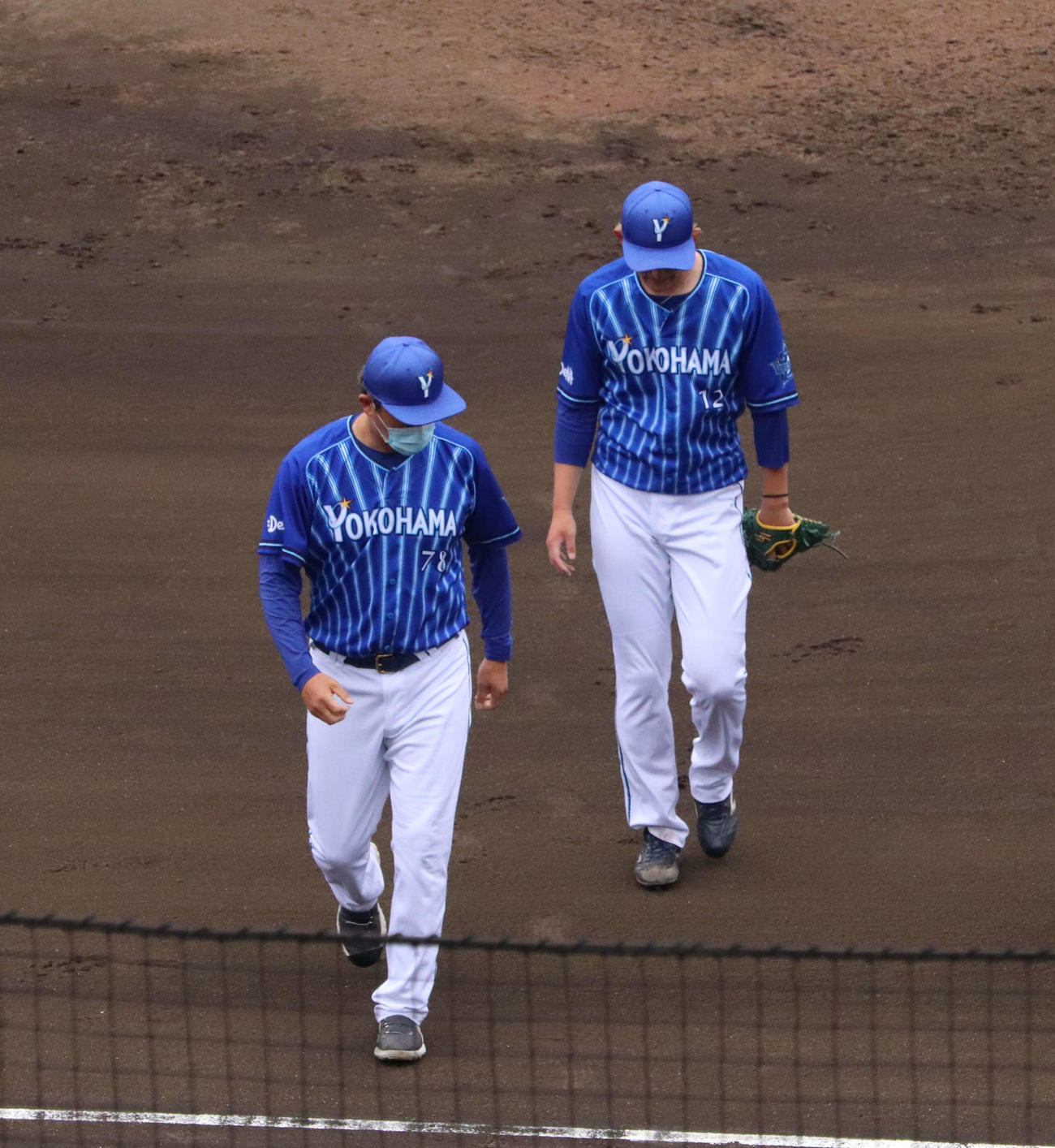 イースタン・リーグ巨人戦、6回2死満塁で緊急降板したDeNA阪口（右）と大家2軍投手コーチ（撮影・小早川宗一郎）