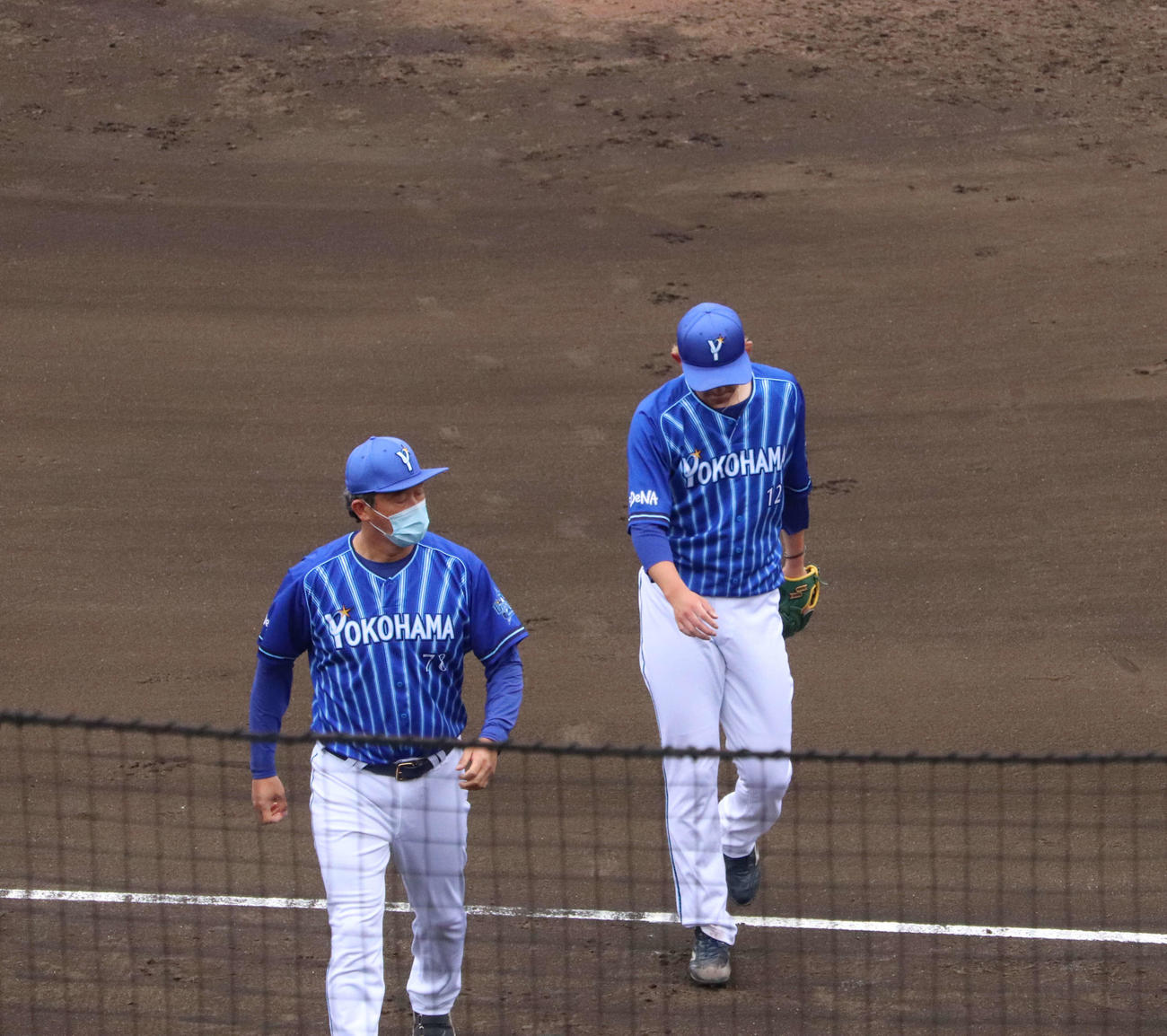 イースタン・リーグ巨人戦、6回2死満塁で緊急降板したDeNA阪口（右）と大家2軍投手コーチ（撮影・小早川宗一郎）
