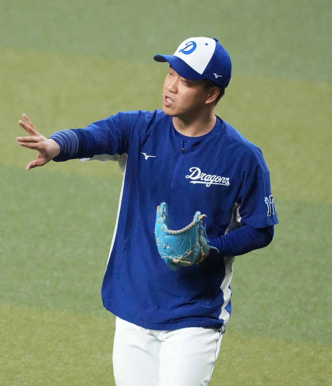 中日練習　キャッチボールをする柳（撮影・森本幸一）