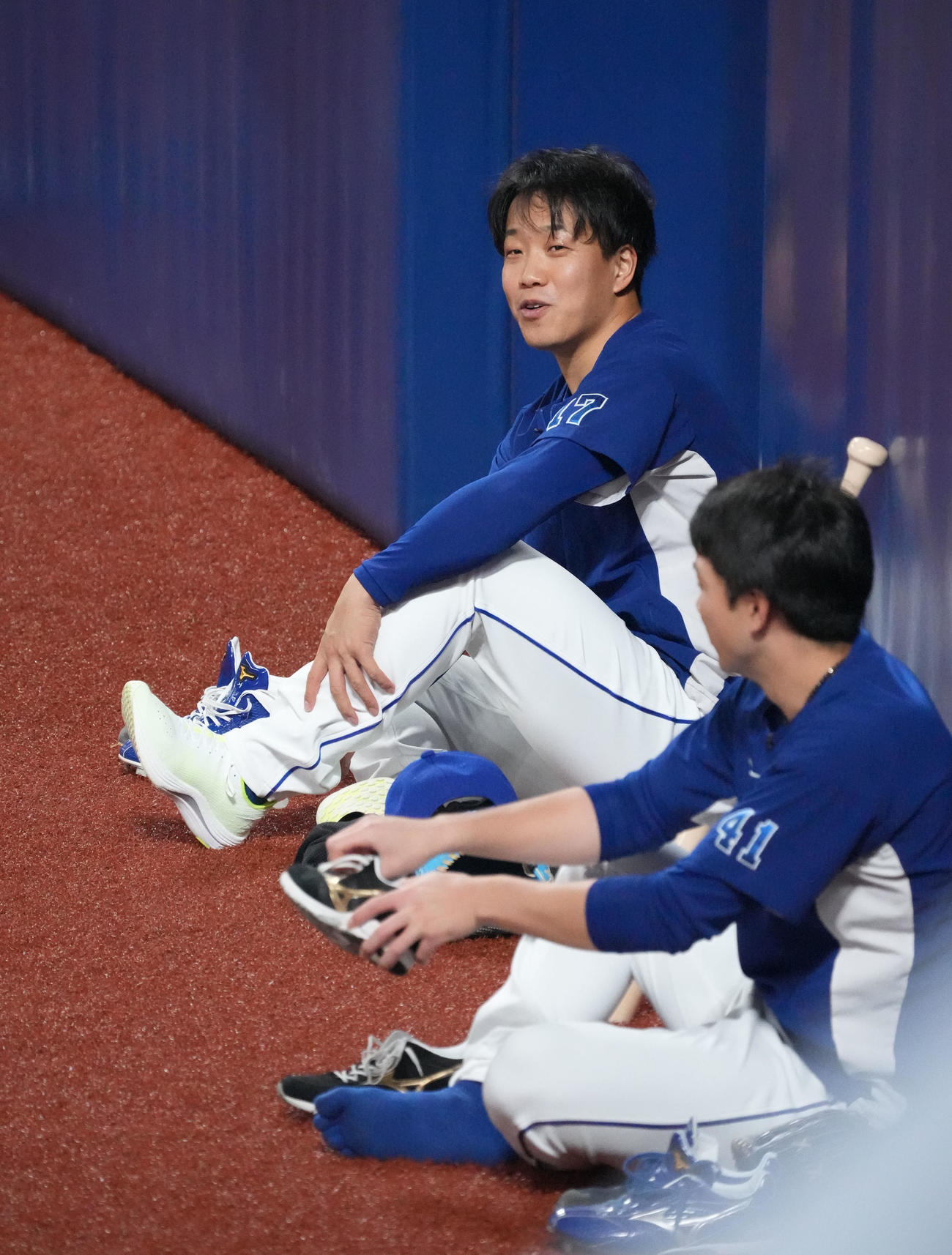 中日練習　勝野（手前）と談笑する柳（撮影・森本幸一）