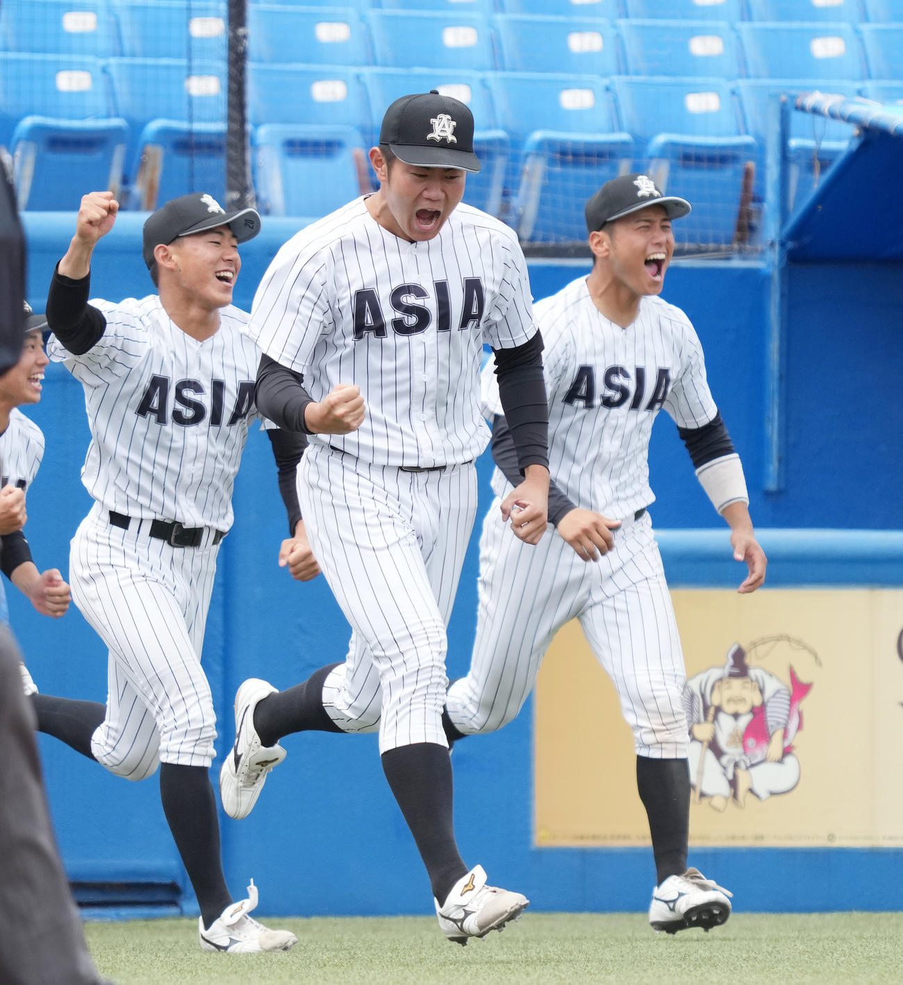 中大対亜大　中大に勝利し、雄たけびを上げながらベンチを飛び出す亜大・青山（中央）（撮影・菅敏）
