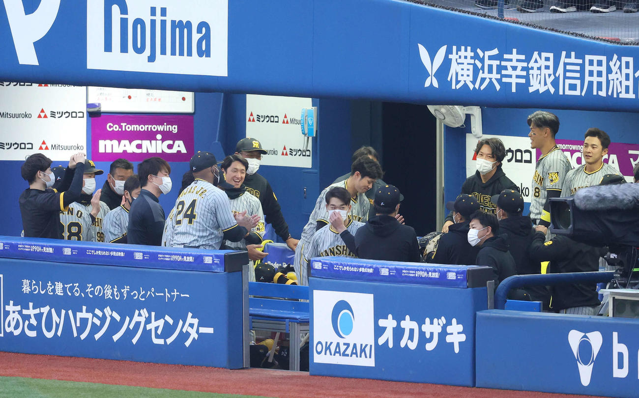 DeNA対阪神　試合前円陣を組む阪神の選手たち（撮影・河田真司）