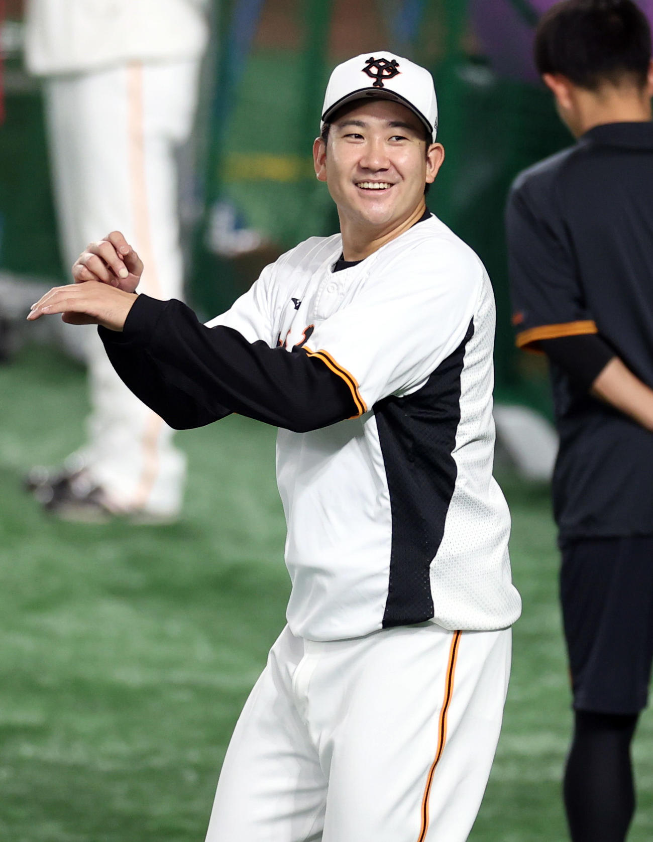 巨人対広島　試合前の練習で笑顔を見せる巨人菅野（撮影・狩俣裕三）