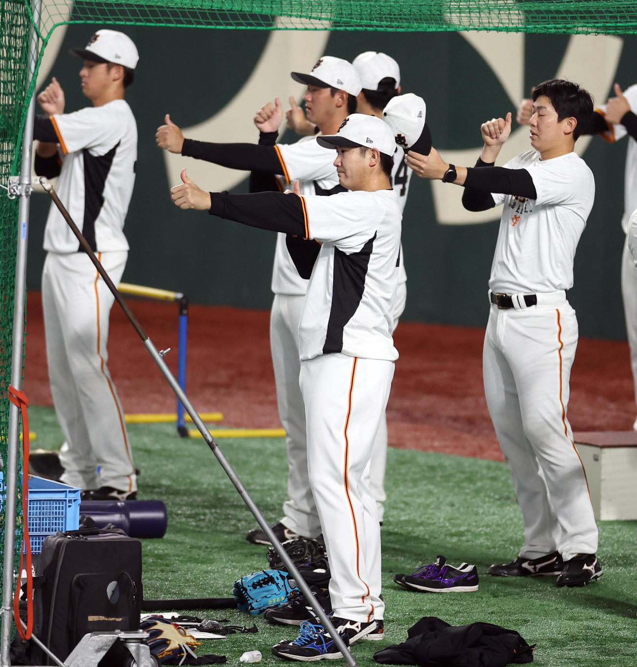巨人対広島　試合前、ビジョントレーニングをする巨人菅野（中央）ら投手陣（撮影・狩俣裕三）
