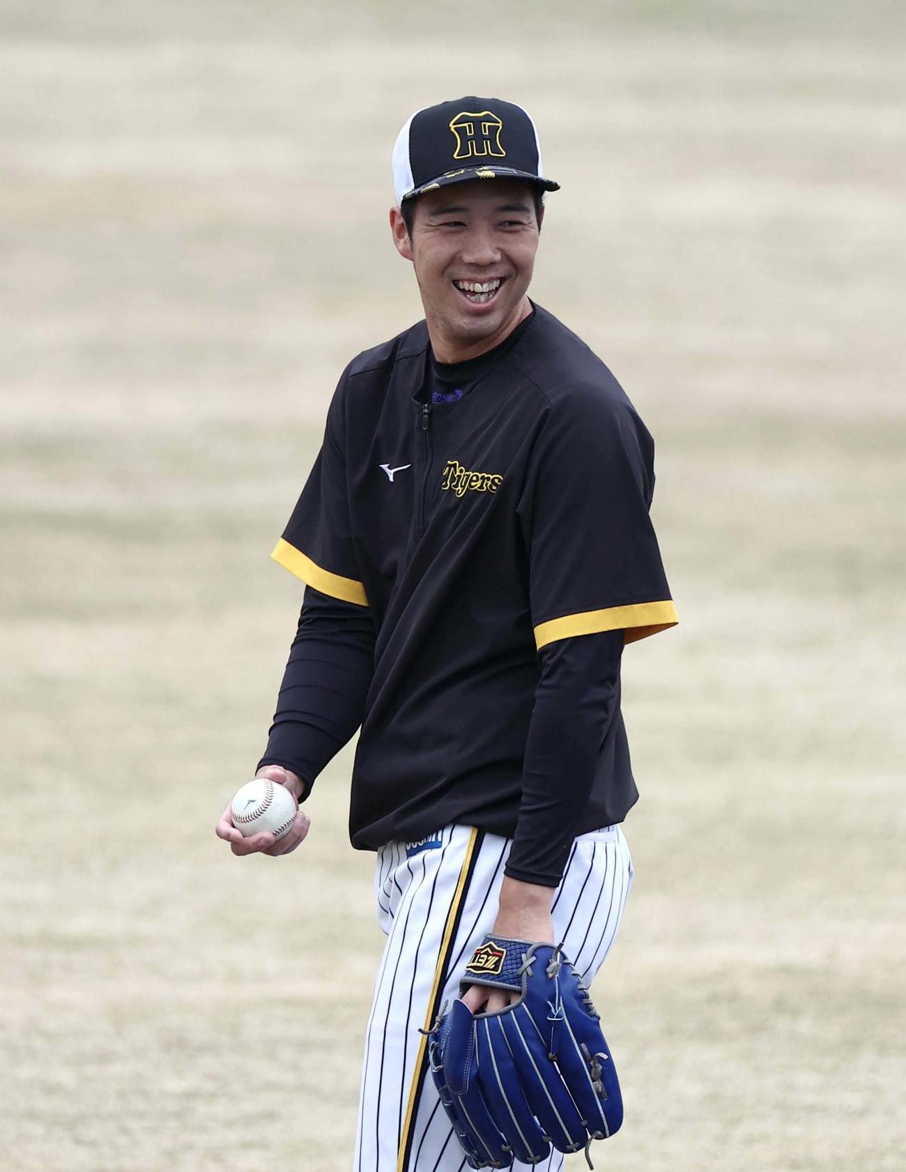 鳴尾浜球場で汗を流す阪神青柳は明るい笑顔を見せる（撮影・上田博志）