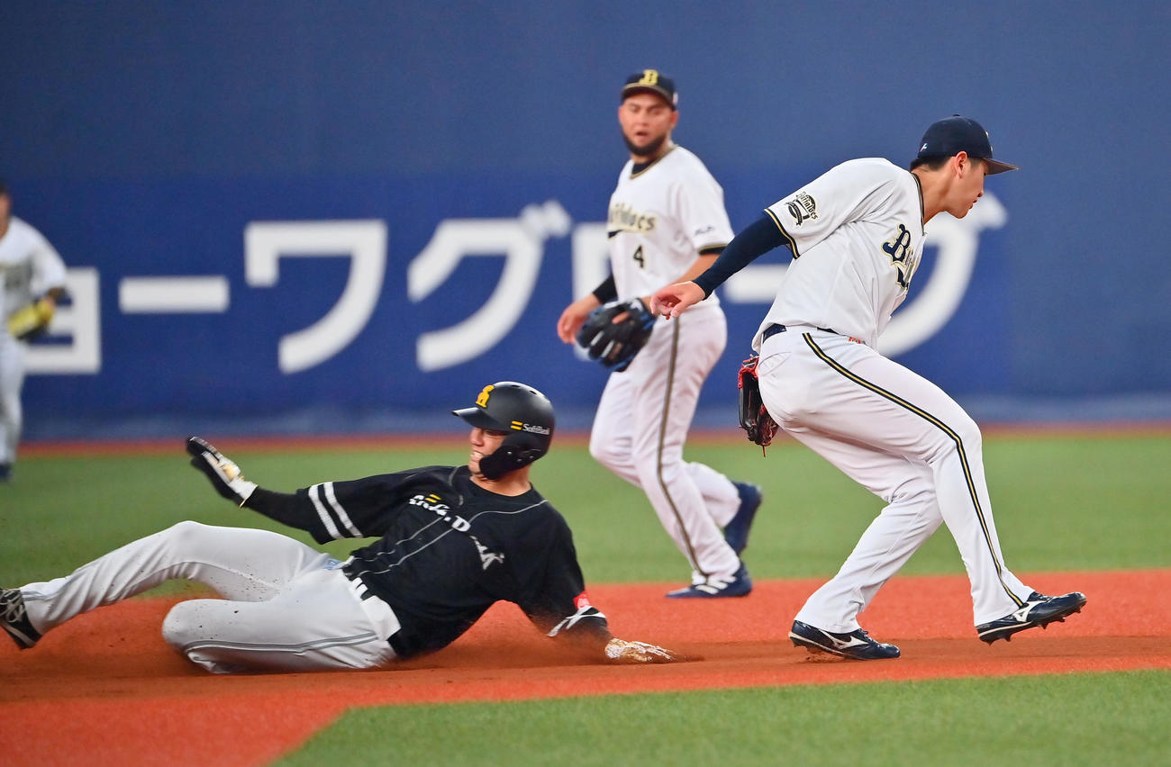 オリックス対ソフトバンク　2回表ソフトバンク1死、二盗を決める中谷（撮影・和賀正仁）