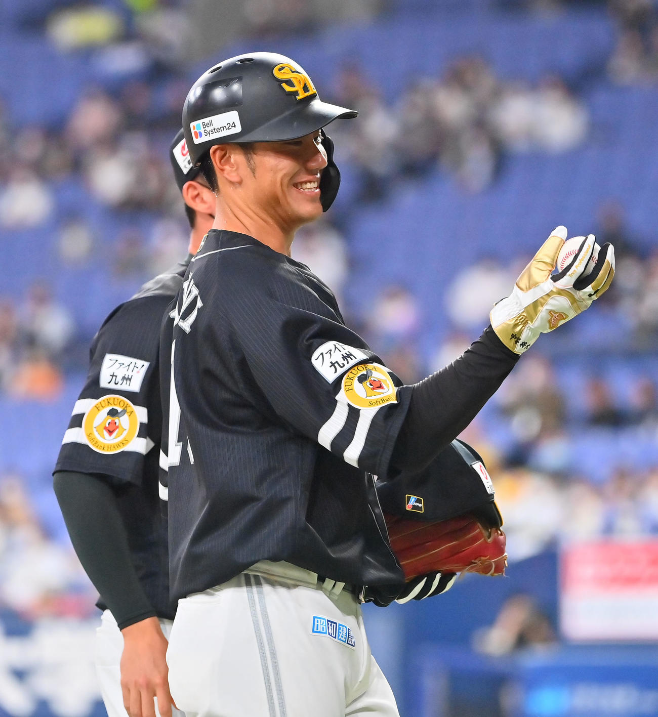 オリックス対ソフトバンク　2回表ソフトバンク1死、左前打を放ったボールをもらい笑顔を見せる中谷（撮影・和賀正仁））