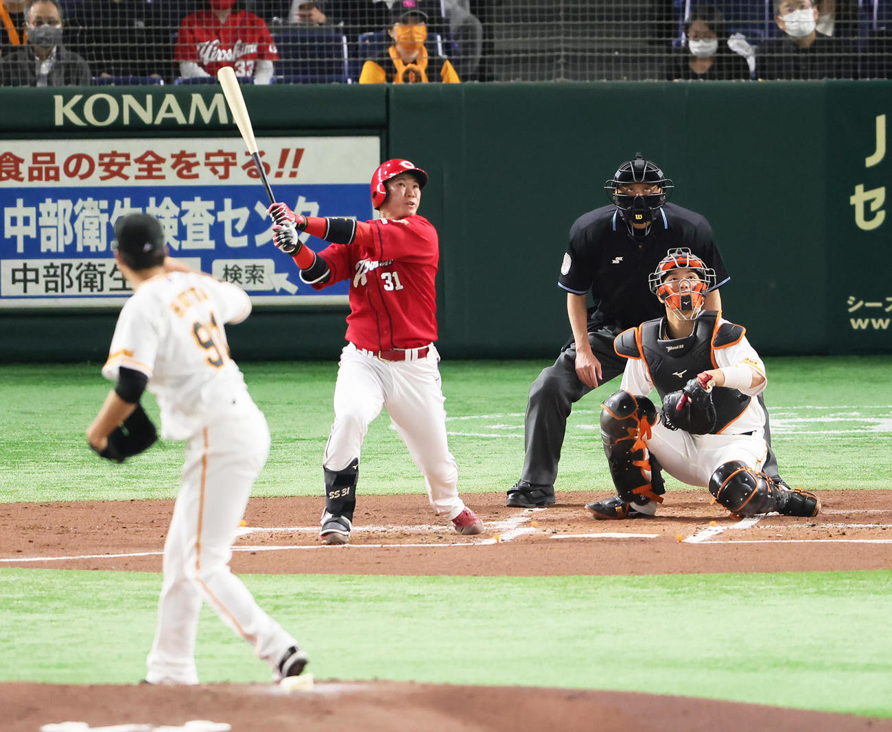 巨人対広島　2回表広島無死二塁、坂倉は左越え2点本塁打を放つ。投手堀田（撮影・足立雅史）