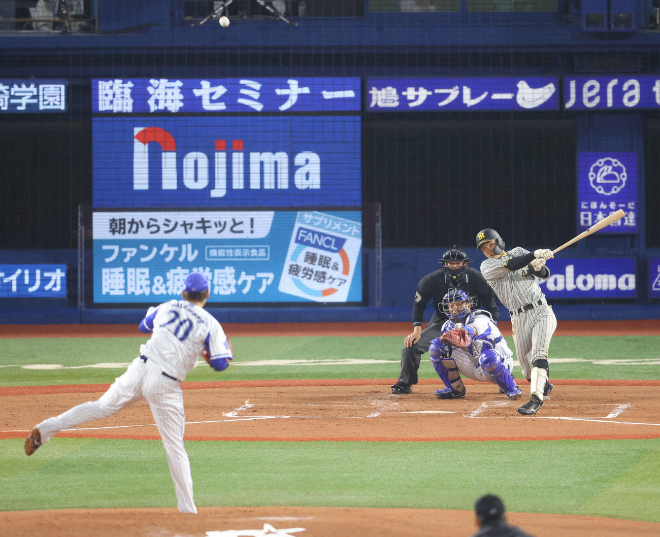 DeNA対阪神　回表阪神無死一、三塁、右犠飛を放ち先制する熊谷。投手坂本（撮影・河田真司）