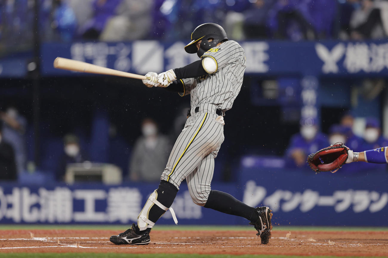 DeNA対阪神　3回表阪神無死一、三塁、先制の右犠飛を放つ熊谷（撮影・前田充）