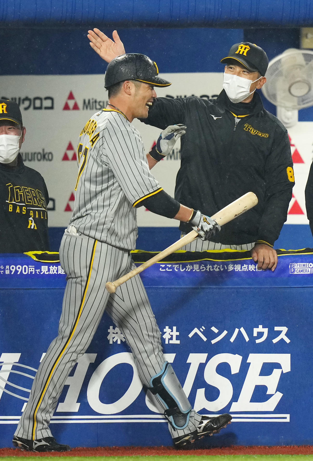 DeNA対阪神　4回表阪神1死満塁、左越え満塁本塁打を放った小野寺（左）を笑顔で祝福する矢野監督（撮影・横山健太）