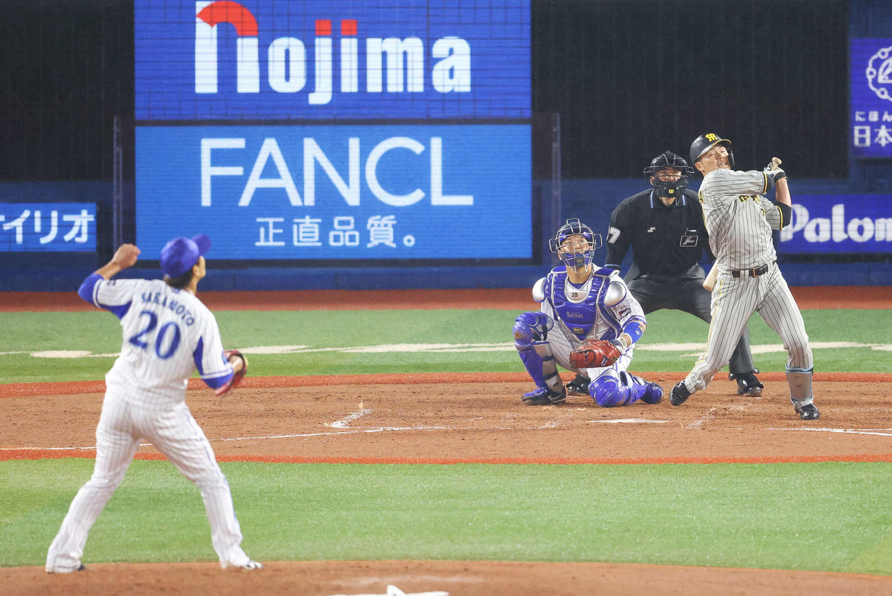 DeNA対阪神　4回表阪神1死満塁、左越え逆転満塁本塁打を放つ小野寺暖。投手坂本（撮影・河田真司）