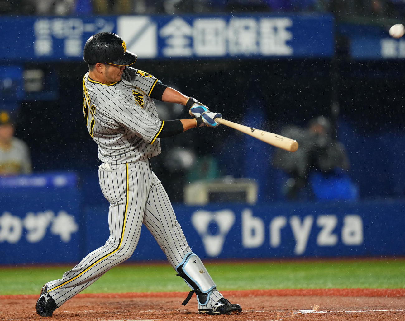 DeNA対阪神　4回表阪神1死満塁、左越え満塁本塁打を放つ小野寺（撮影・横山健太）