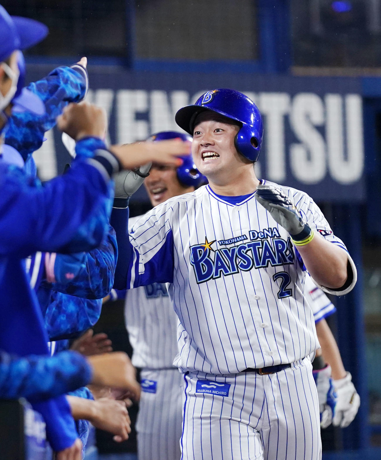 DeNA対阪神　3回裏DeNA無死二、三塁、3点本塁打を放ちチームメートとタッチを交わす牧（撮影・横山健太）