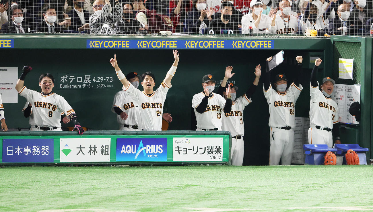 巨人対広島　6回裏巨人2死一、二塁、坂本の2点適時二塁打に盛り上がる原監督（右から4人目）ら（撮影・足立雅史）