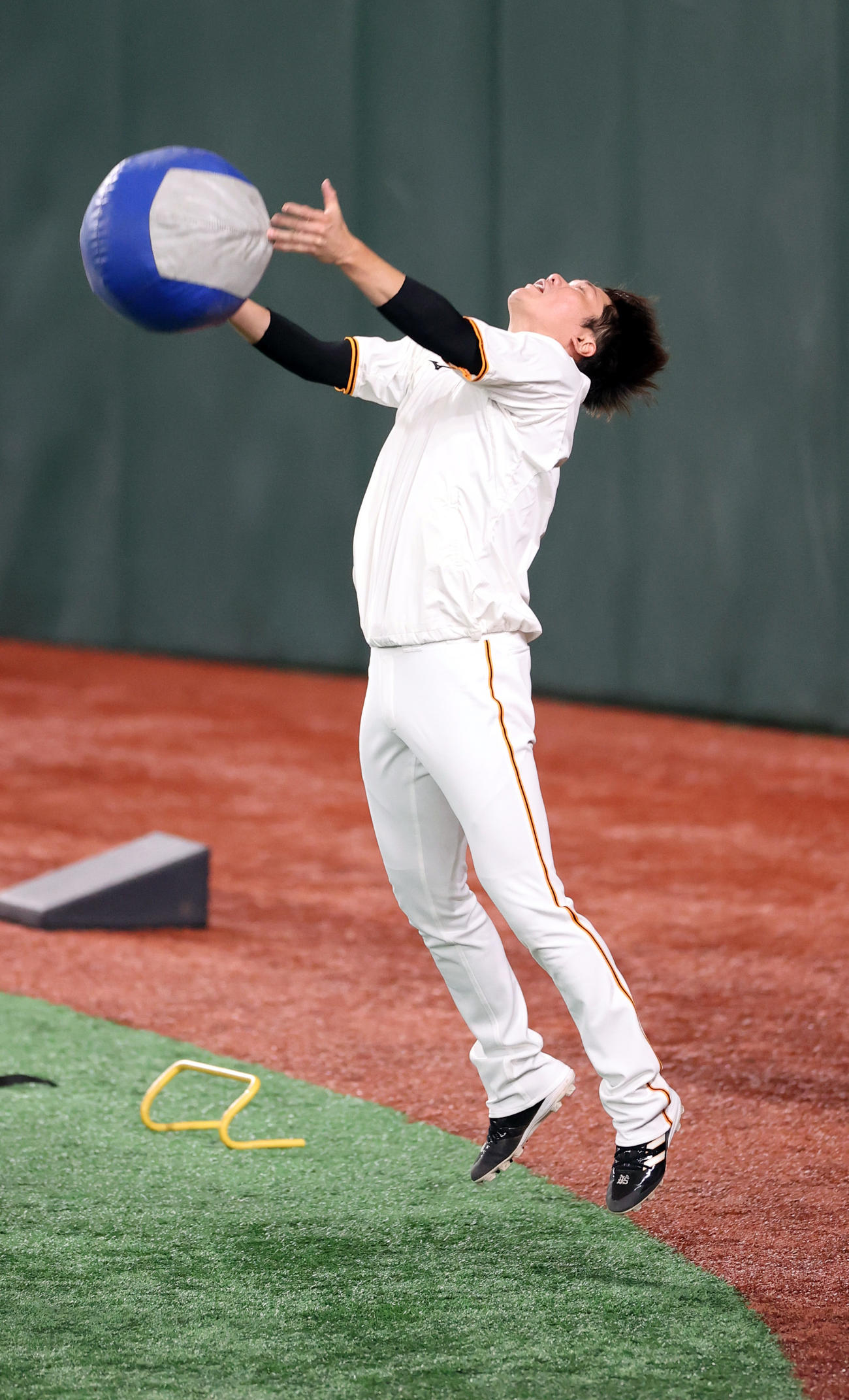 巨人対広島　試合前、メディシンボールを投げ上げる巨人坂本（撮影・狩俣裕三）